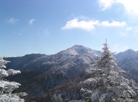 石堂山から矢筈山を望む